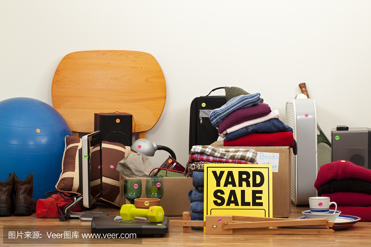 庭院出售標(biāo)志:運(yùn)動(dòng)器材,衣服和家居用品